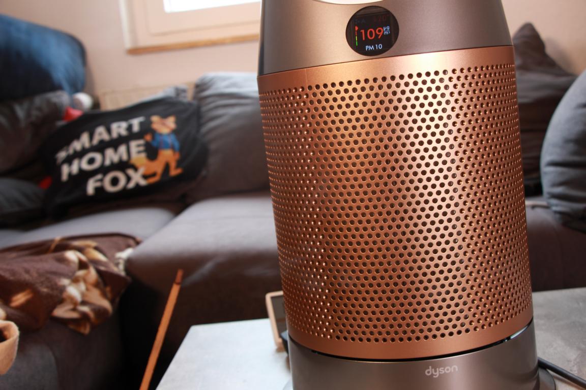 Ein Räucherstäbchen brennt im Test ab und der Luftreiniger signalisiert im Hintergrund schlechte Luftqualitätswerte.